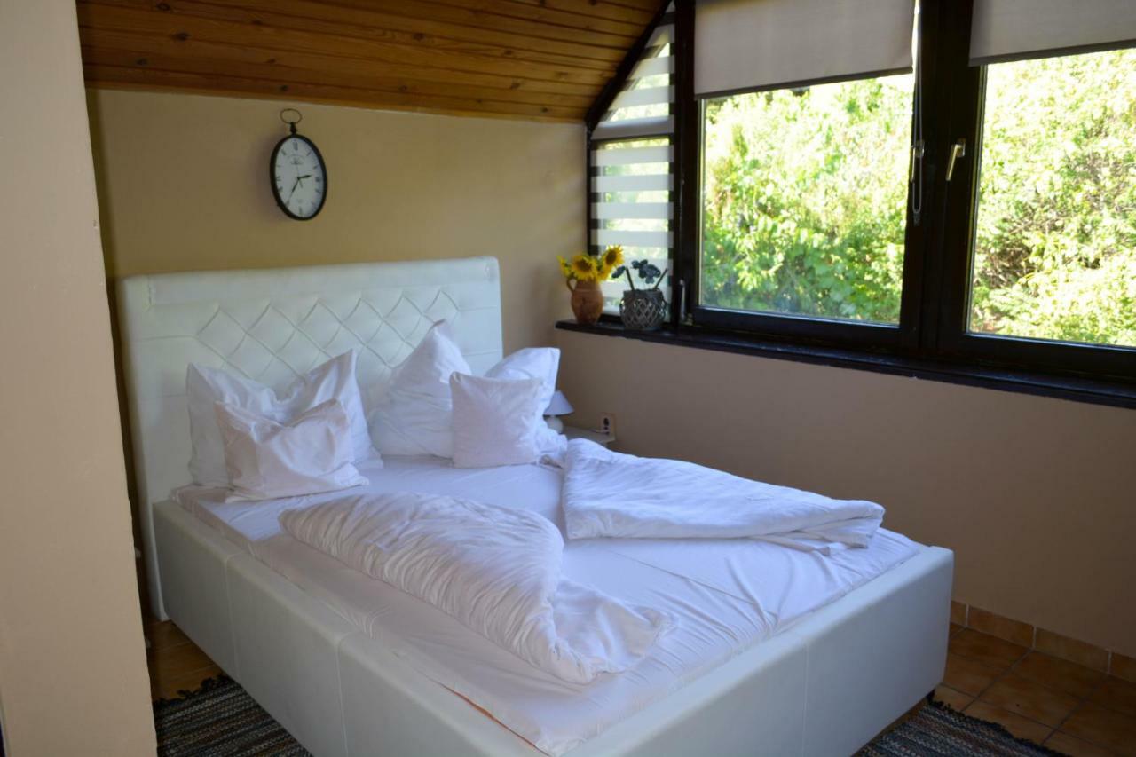 Bed and breakfast Pannonhalma Panzio Extérieur photo
